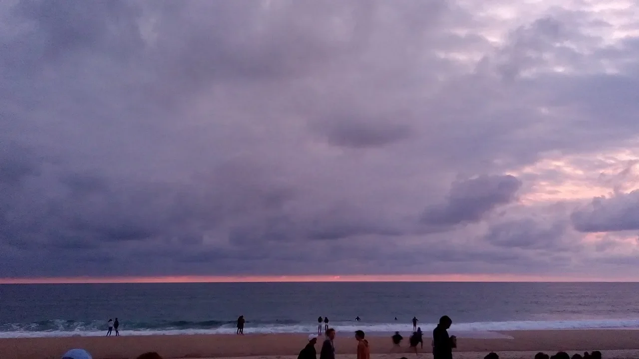 Un crépuscule violet sur l'océan Atlantique à Capbreton, avec un fin trait rose à l'horizon, en août 2019.