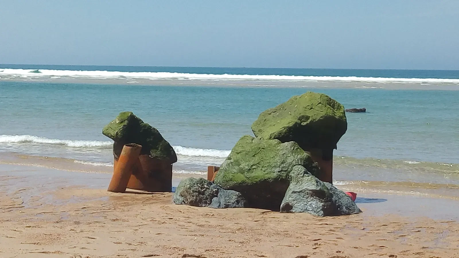 Des blockhaus couverts d'algues sur la plage de Santocha, à Capbreton, vestiges de la Seconde Guerre mondiale face à l'océan Atlantique.