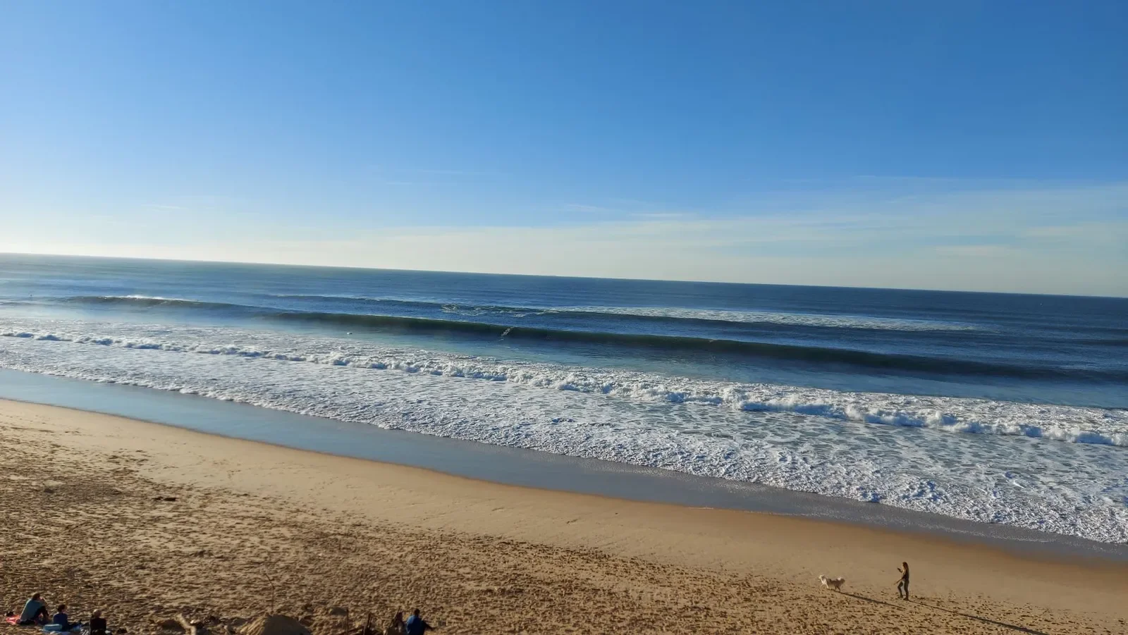 Un ciel bleu sans nuage et des vagues régulières sur la plage de Capbreton, le 31 décembre 2021.