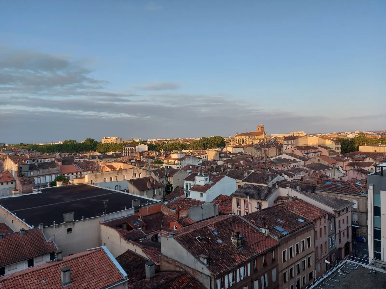 Les toits de briques et de tuiles dans la dernière lumière du soir. L'église que l'on voit au loin est la Cathédrale Saint Etienne