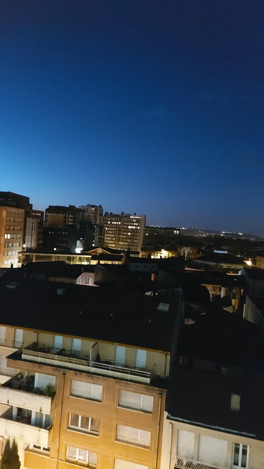 Un bleu profond, juste avant le début de la journée.