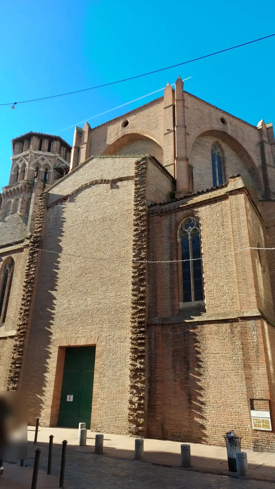 Le chevet du Musée des Augustins fait de brique, avec son clocher octogonal, un jour de ciel bleu profond. 