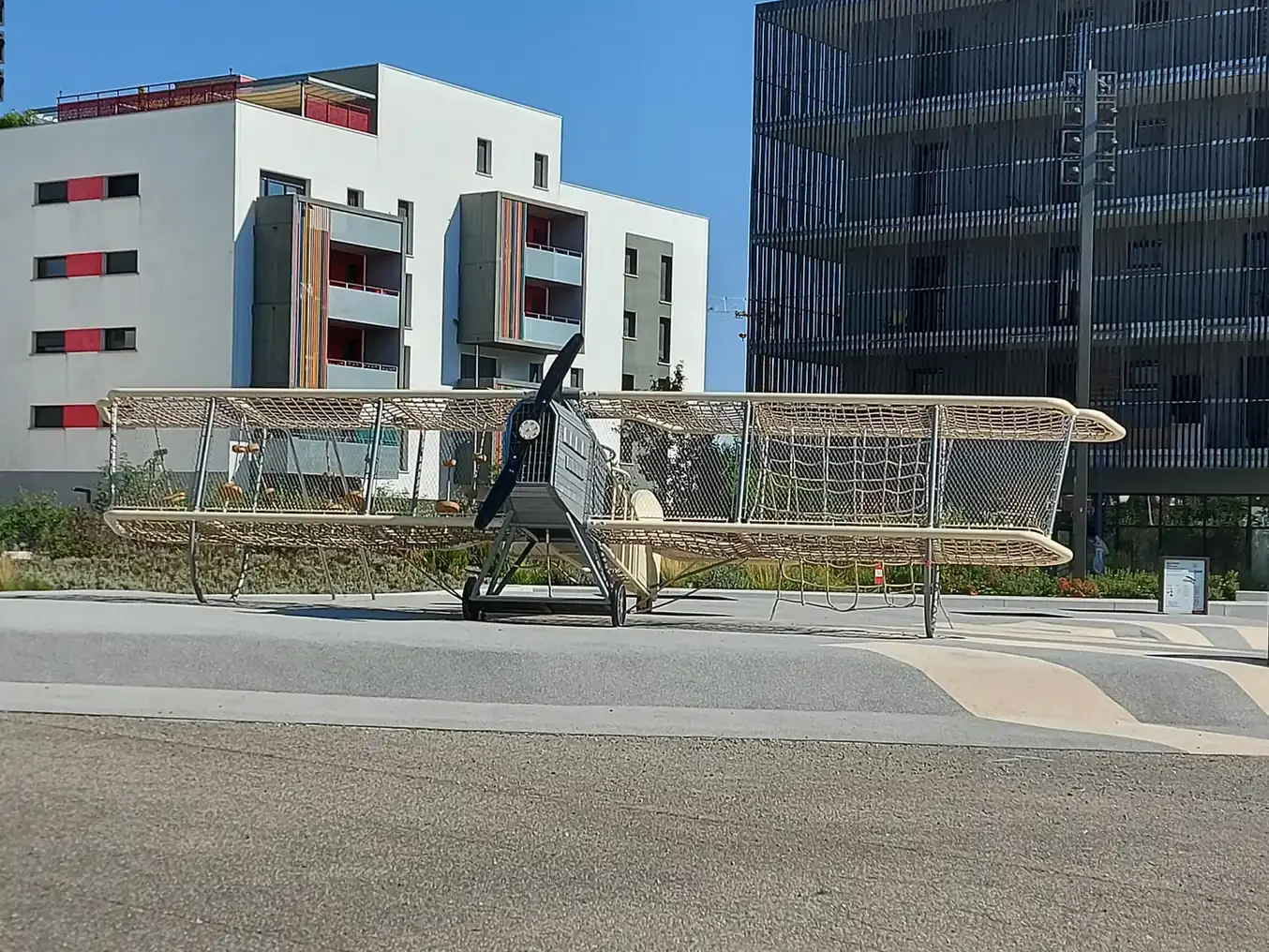 Un avion biplan grandeur nature transformé en jeu pour enfants, clin d'œil à l'histoire aéronautique de Toulouse. 