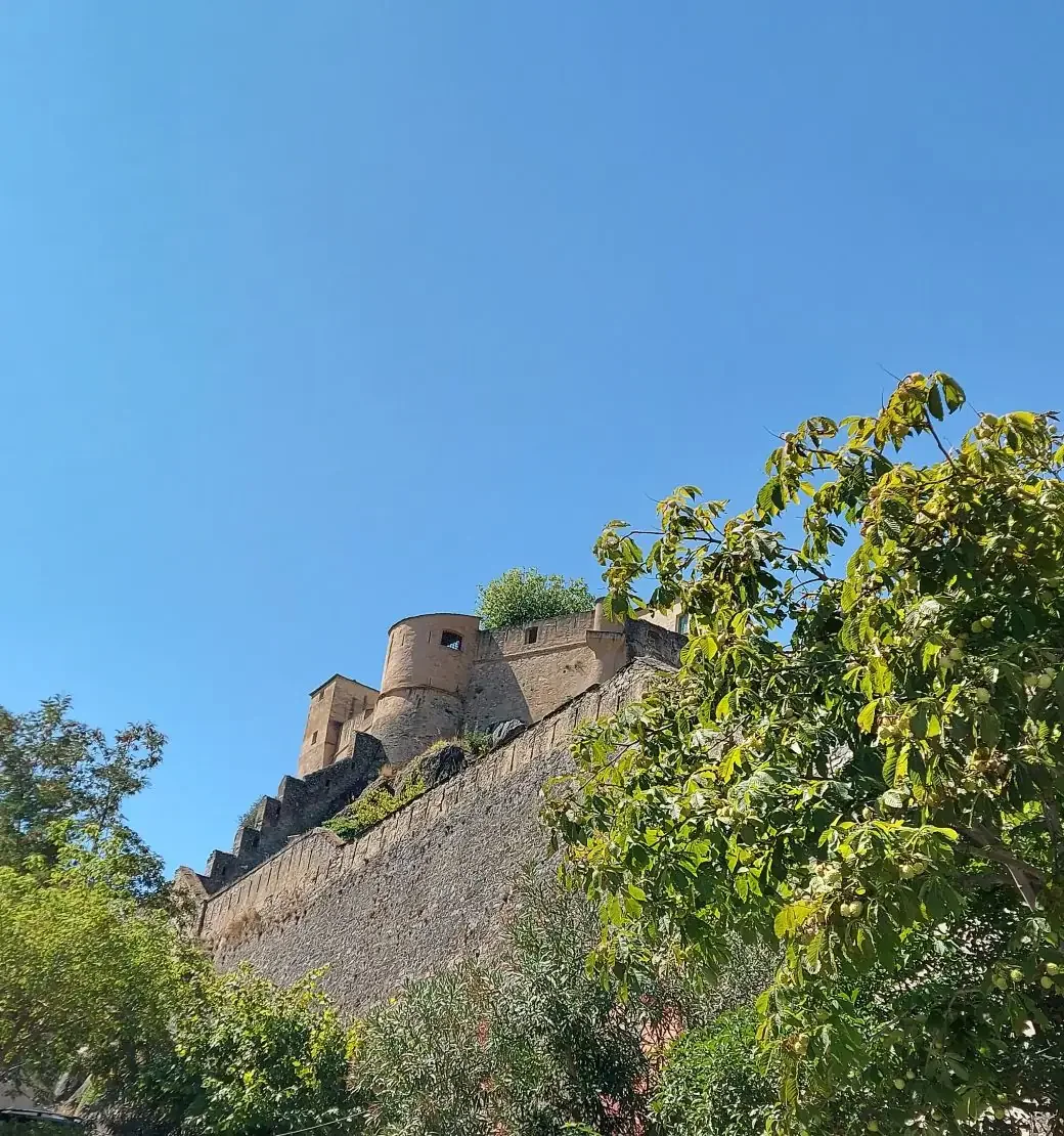 Remparts et tours de la citadelle de Corte vus d'en bas, ciel bleu