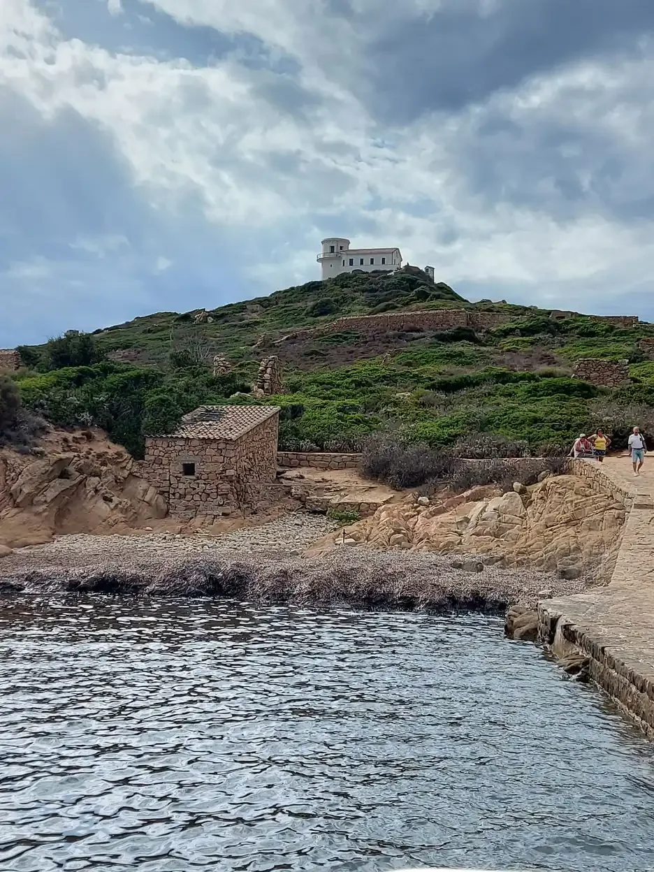 L'arrivée sur l'île, avec le quai de pierre et le bâtiment qui domine la colline, Grande Sanguinaire
