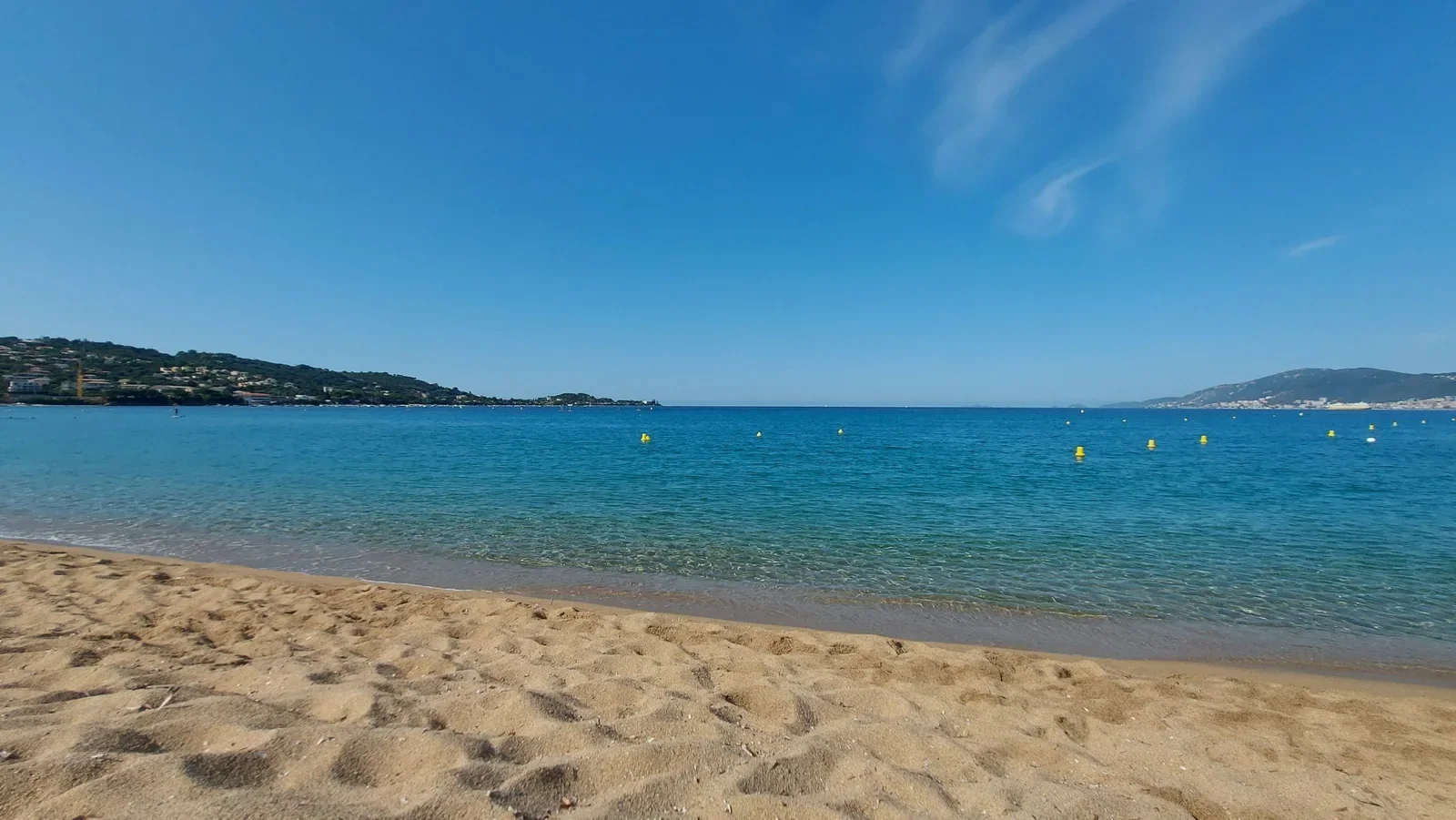 Une plage de sable, une eau claire : la pause baignade du séjour juste au pied du complexe hôtelier.