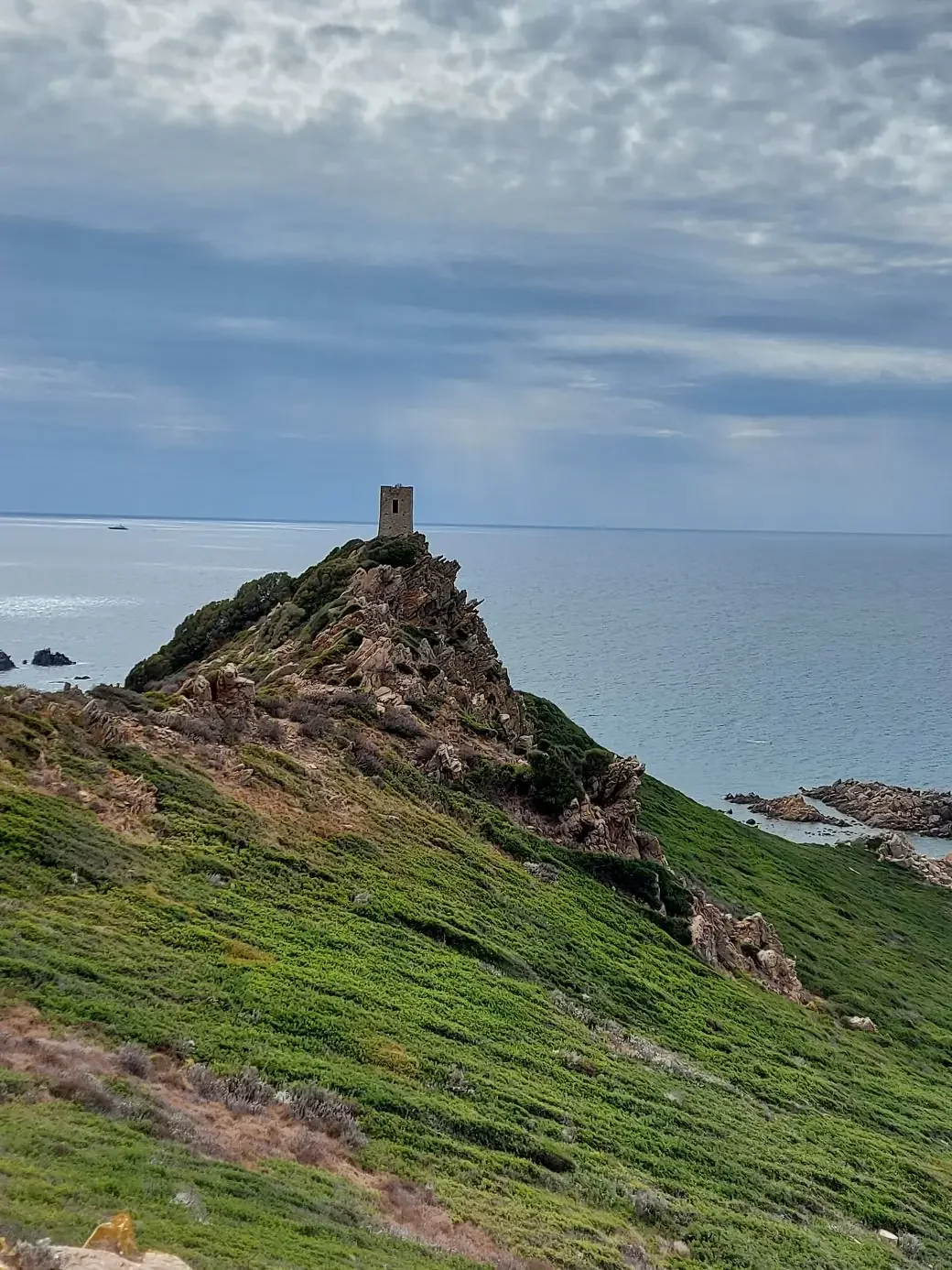 Tour de guet face à la mer, posée sur son rocher. 